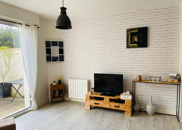 Appartement Cosy Avec Jardin Proche Centre . *