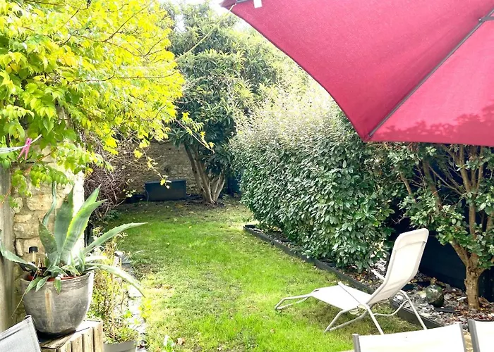 Cosy Avec Jardin Proche Centre . *